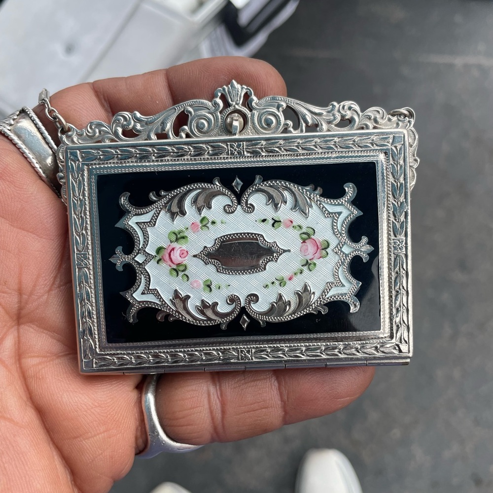 Vintage stunning makeup compact purse style
